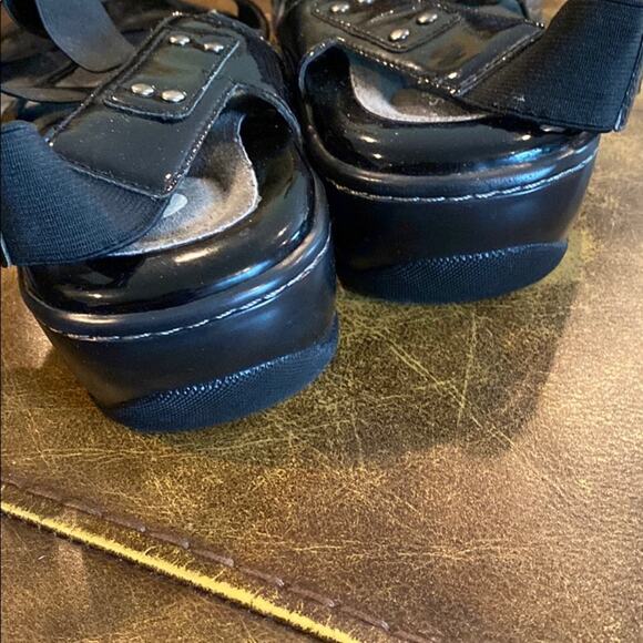 Soft Walk 8.5W patent black slip on sandals - Picture 6 of 10